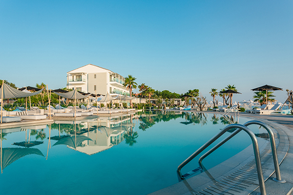 amazing-venue-honeymoon-greece-blue-carpet-luxury-suites_01