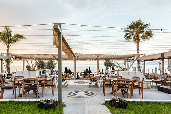 amazing-venue-honeymoon-greece-blue-carpet-luxury-suites_04