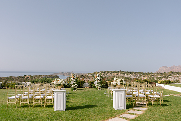 Beautiful decorative ideas with white florals for an outdoor wedding