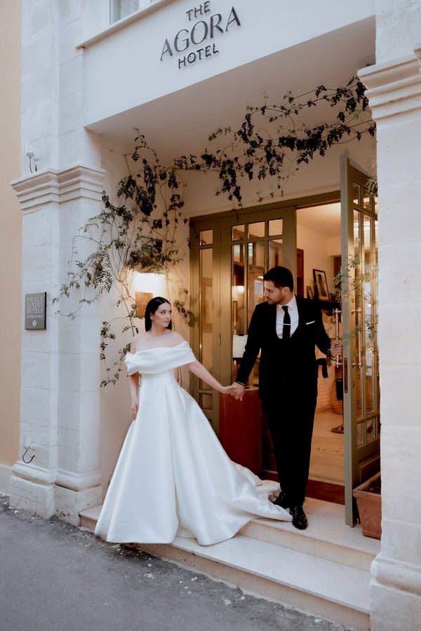 Chic Summer Wedding Nicosia Gorgeous White Flowers