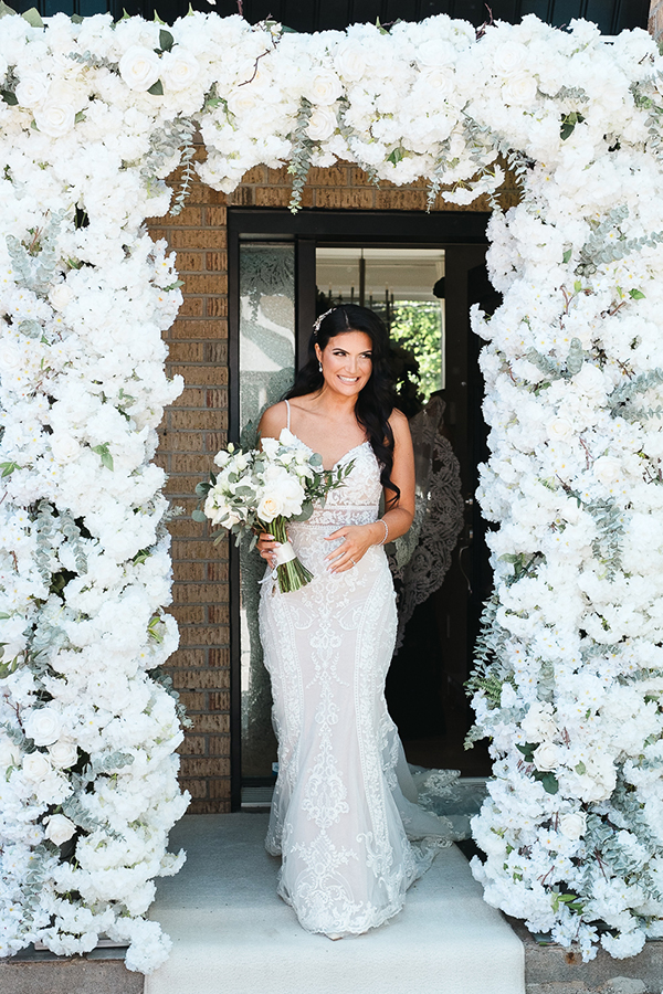 gold-white-summer-wedding-canada-romantic-touches_09