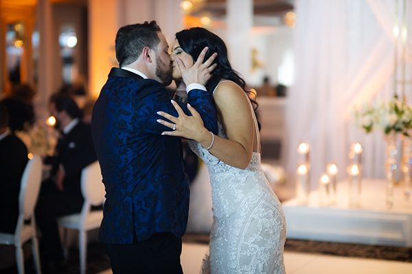 gold-white-summer-wedding-canada-romantic-touches_31