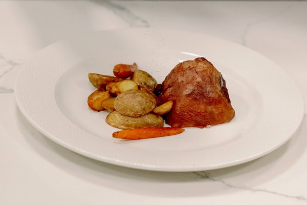 A wedding menu filled with aromas and authentic flavors by Mamalis Catering