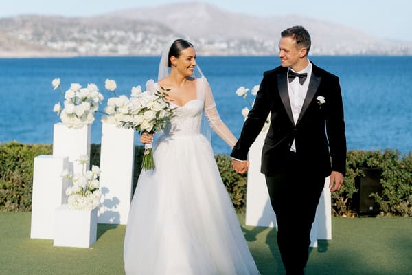 Modern destination wedding with white roses and bold black accents | Leah & Jordan