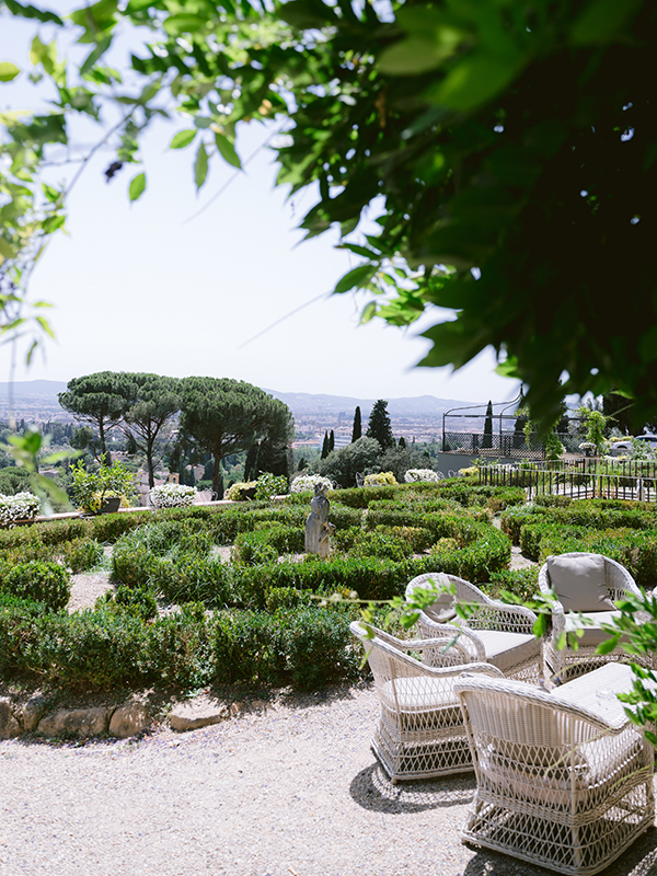 modern-garden-wedding-florence-italy-lush-florals_06