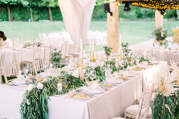 Romantic chic wedding decoration ideas with white blooms and lush greeneries
