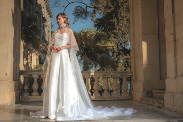 Romantic elegance & modern glamour: Discover the bridal collection by Alkmini Atelier