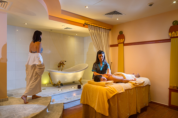 romantic-honeymoon-luxurious-aquamare-hotel-cyprus_04