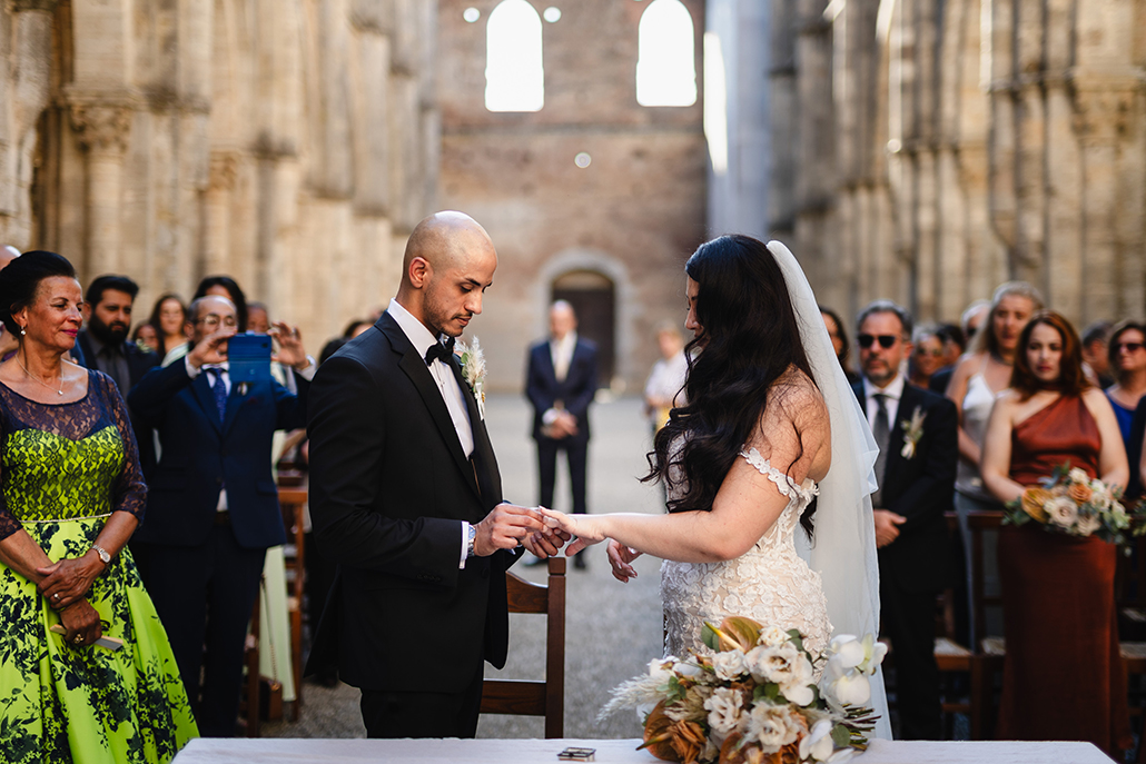 Romantic wedding at the spectacular San Galgano Abbey in Tuscany | Aila & Kouros
