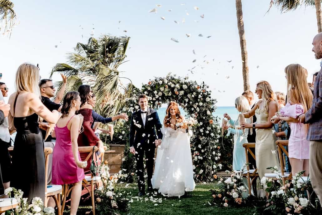 Spring wedding at Columbia Beach Resort with romantic white and terracotta florals | Marina & Artur