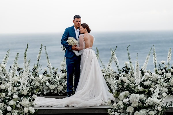 A truly impressive styled shoot in Mykonos with all-white flowers