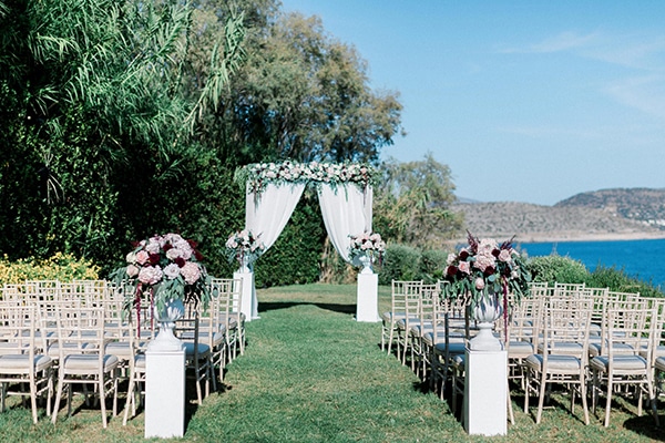 Wedding decoration ideas in burgundy and pale pink hues